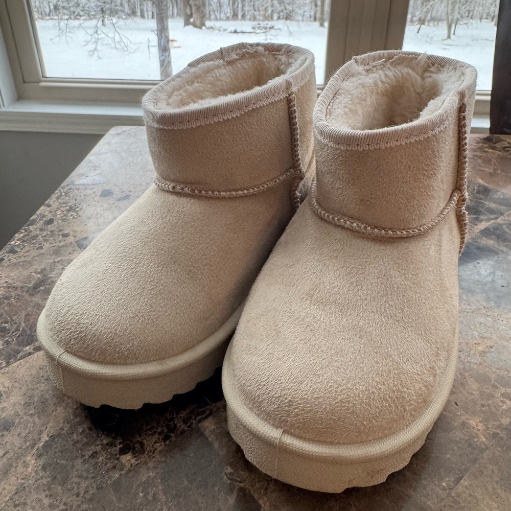Toddler Girls Faux Suede Winter Boots Size 8C Beige